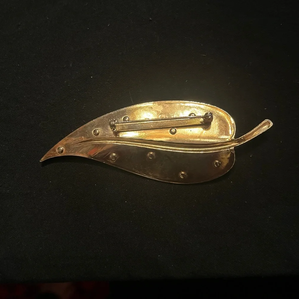 Vintage Gold Tone Leaf Pin with Pearl Accents